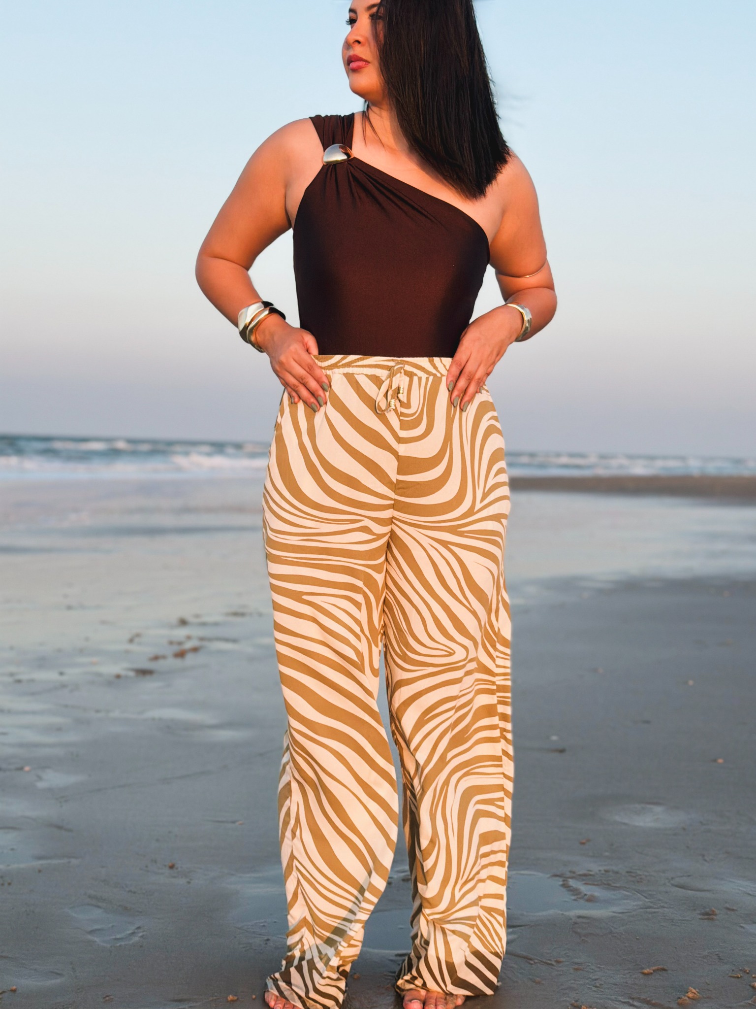 Look Tomelle com pantalona estampada na praia